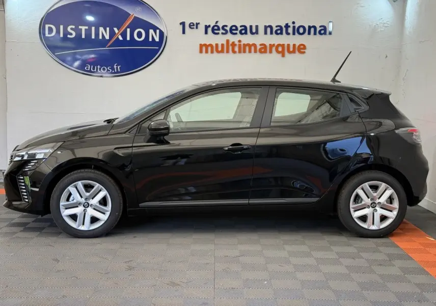 Profil côté gauche d'une Renault Clio noire 2025 garée en intérieur avec jantes argentées et logo Distinxion en arrière-plan.