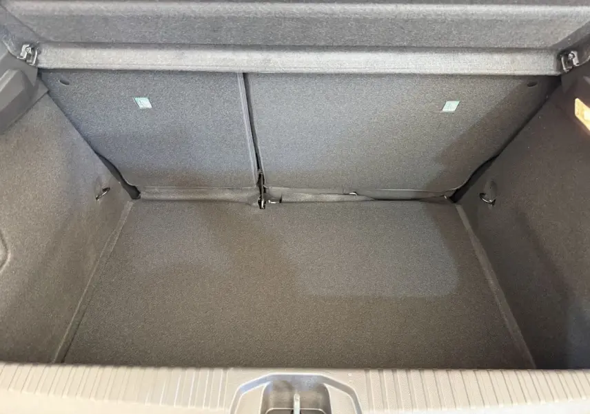 Coffre vide vu de dessus de la Renault Clio Evolution Blue dCi 100 noire, montrant la banquette arrière rabattue.