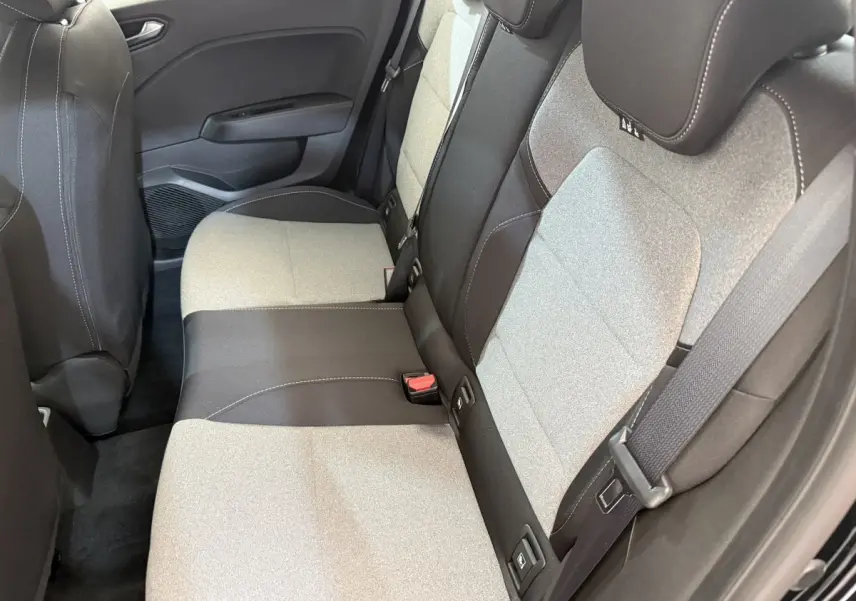 Vue intérieure côté droit sur la banquette arrière bicolore gris et noir de la Renault Clio Evolution Blue dCi 100 2025.