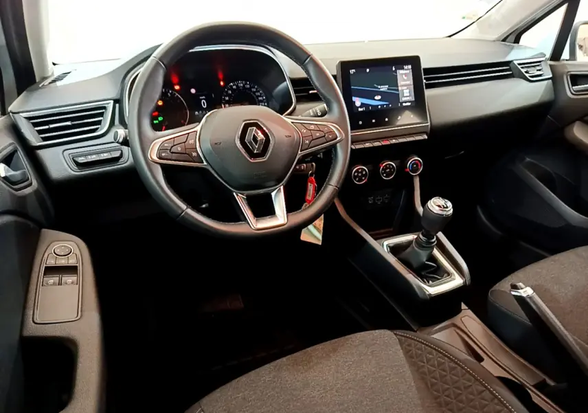 Intérieur noir de Renault Clio Business 2020, vue avant centrée sur le volant cuir et écran tactile central.