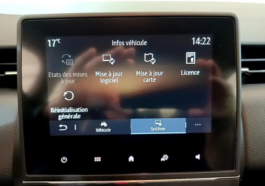 Écran tactile central affichant les options de mise à jour du système dans une Renault Clio Business blanche de 2020.