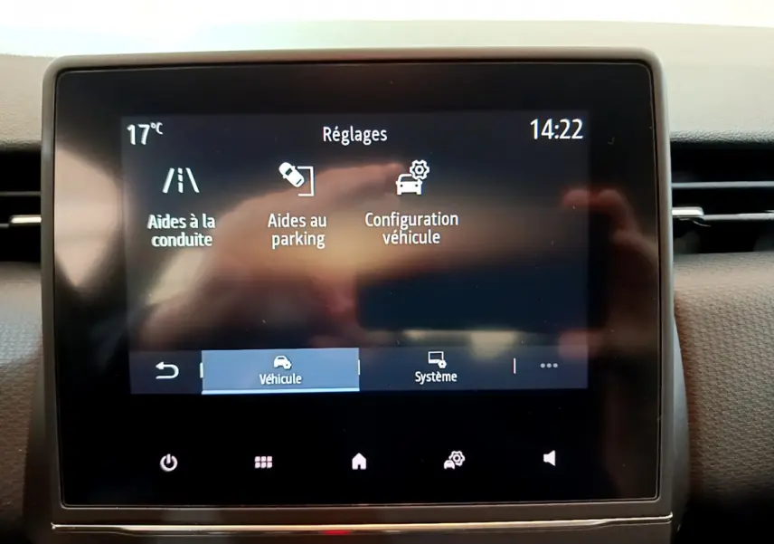 Écran tactile central affichant les réglages d’aides à la conduite et au parking dans une Renault Clio Business blanche de 2020.