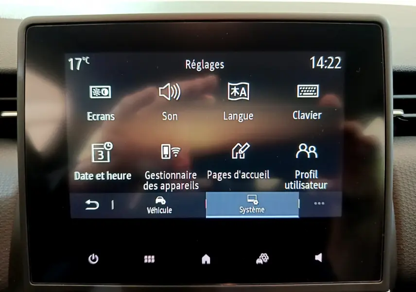Écran tactile central de la Renault Clio Business TCe 100 2020 affichant le menu Réglages en intérieur noir.