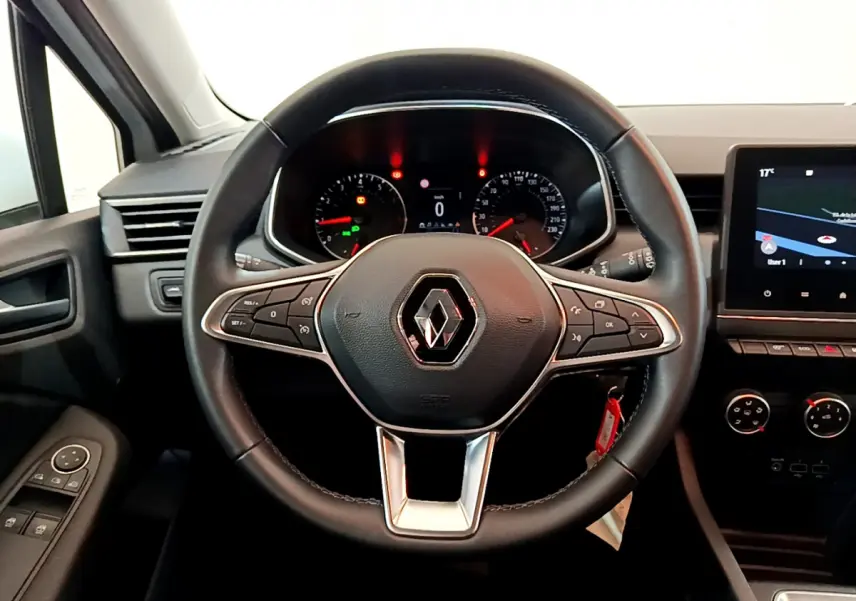 Volant en cuir synthétique de Renault Clio Business TCe 100 2020, avec commandes intégrées et tableau de bord numérique visible.