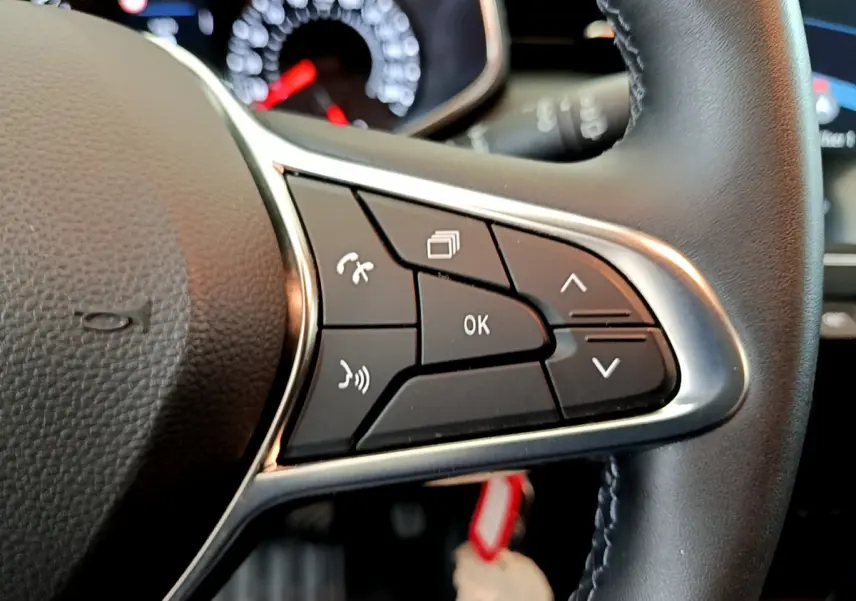 Gros plan sur les commandes au volant côté droit d'une Renault Clio Business TCe 100 2020 avec tableau de bord lumineux.