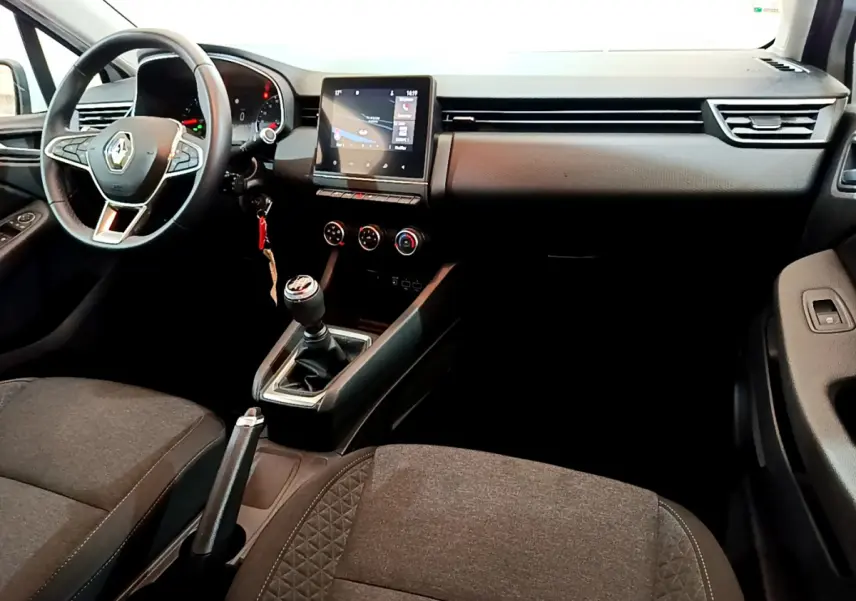 Intérieur de la Renault Clio Business TCe 100 2020, vue avant côté conducteur, tableau de bord avec écran tactile et volant cuir.