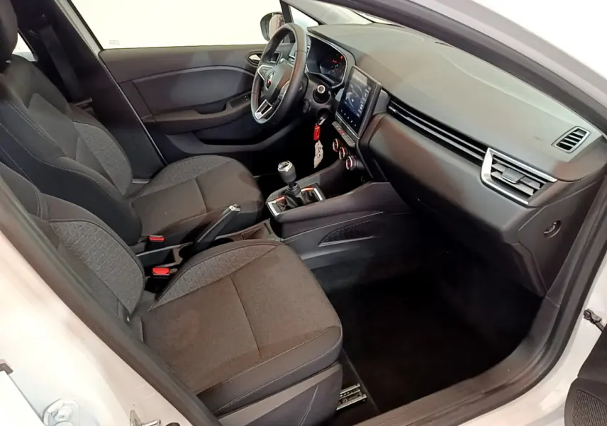 Intérieur avant droit de Renault Clio Business blanc 2020 avec tableau de bord moderne et écran tactile central.