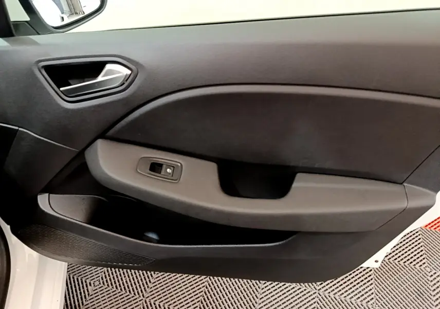 Gros plan sur la porte intérieure côté gauche noire de la Renault Clio Business TCe 100 blanche de 2020.