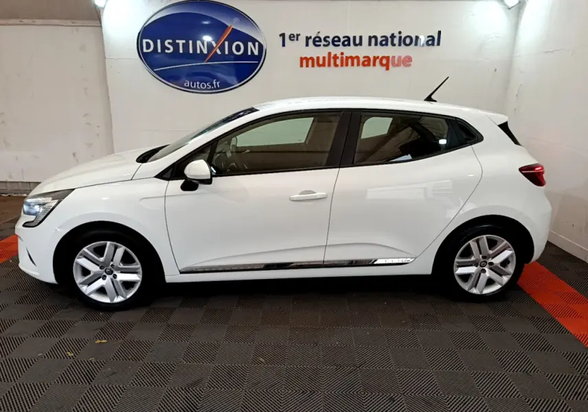 Profil côté gauche d'une Renault Clio Business TCe 100 blanche de 2020, avec jantes alliage et poignées de porte ton carrosserie.