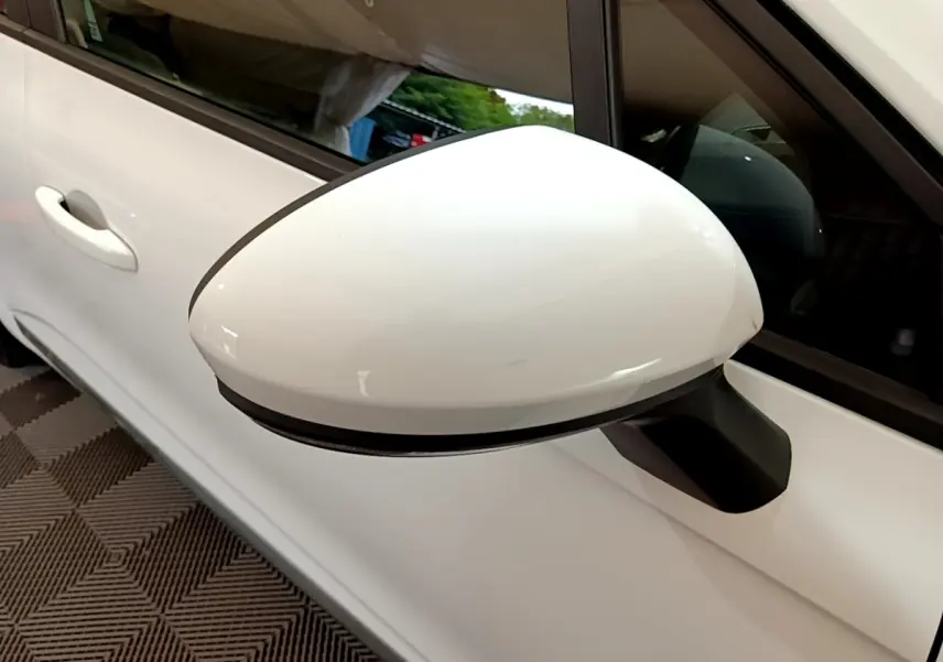 Rétroviseur blanc côté gauche de la Renault Clio Business TCe 100 2020, vue rapprochée sur la portière et la vitre.