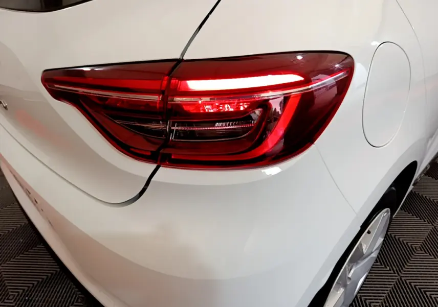 Feu arrière droit rouge sur Renault Clio Business TCe 100 blanc vue en gros plan arrière côté droit.