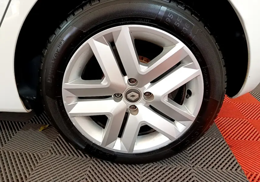 Gros plan sur la roue avant droite de la Renault Clio Business blanche, mettant en valeur la jante en alliage au design moderne.