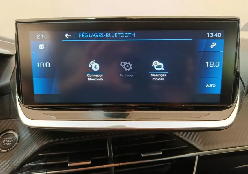 Écran tactile central de la Peugeot 208 BlueHDi 100 S&S Allure Business affichant les réglages Bluetooth, vue intérieure frontale.