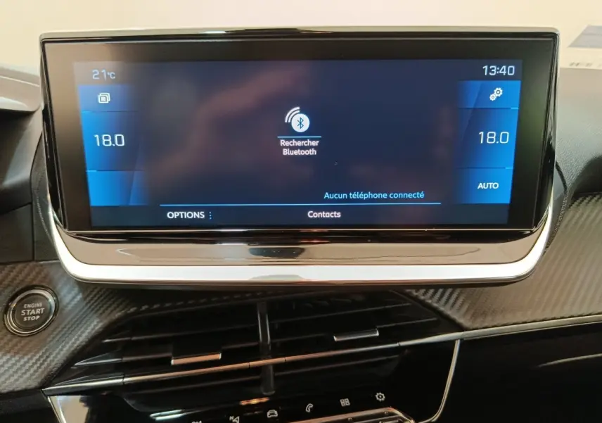 Écran tactile central de 10 pouces affichant la recherche Bluetooth dans l’habitacle d’une Peugeot 208 2020.