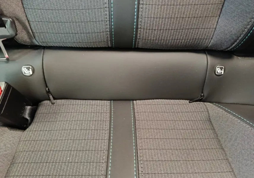 Détail de la banquette arrière grise avec surpiqûres bleues et fixations Isofix du Peugeot 208 BlueHDi 100 S&S Allure Business.