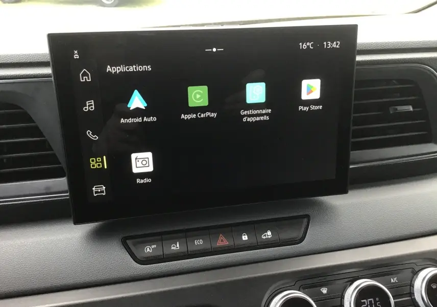 Écran tactile central du Renault Master 2026 affichant les applications Android Auto, Apple CarPlay et Play Store.