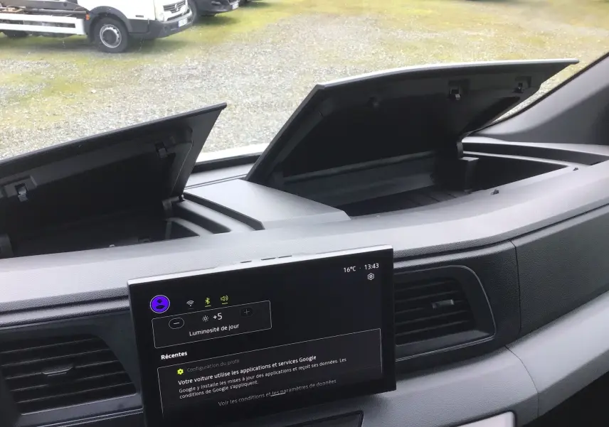 Vue intérieure du tableau de bord du Renault Master blanc 2026, avec double rangement ouvert et écran tactile central.