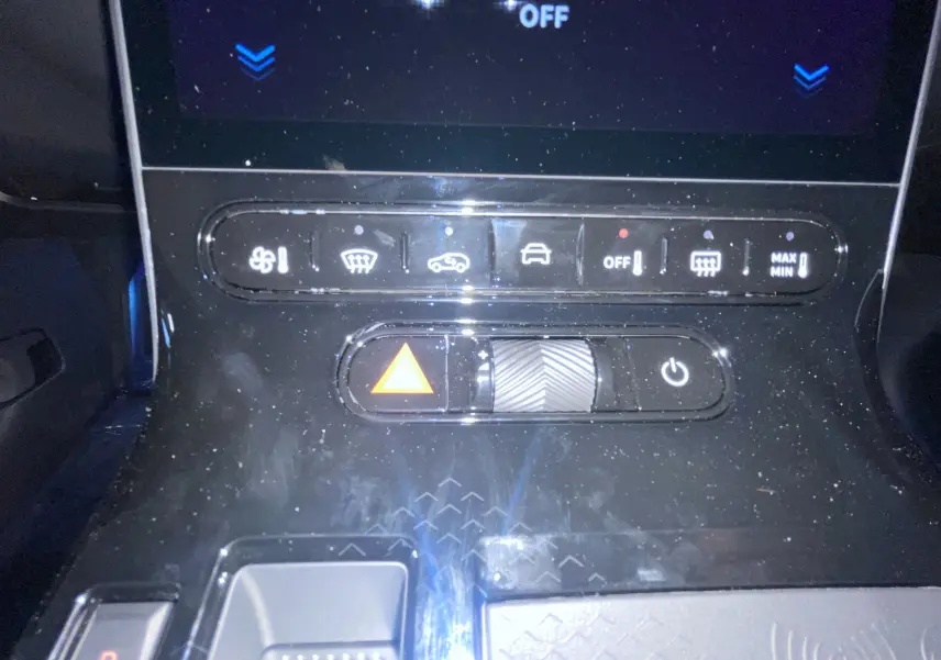 Vue plongeante sur la console centrale noire du Citroën C5 Aircross hybride 2026 avec levier de vitesses et clé posée.