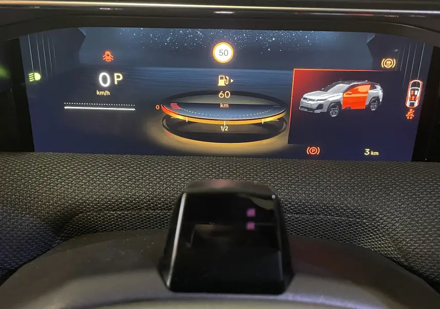 Écran tactile central du tableau de bord du Citroën C5 Aircross Hybride 2026 affichant la navigation GPS.