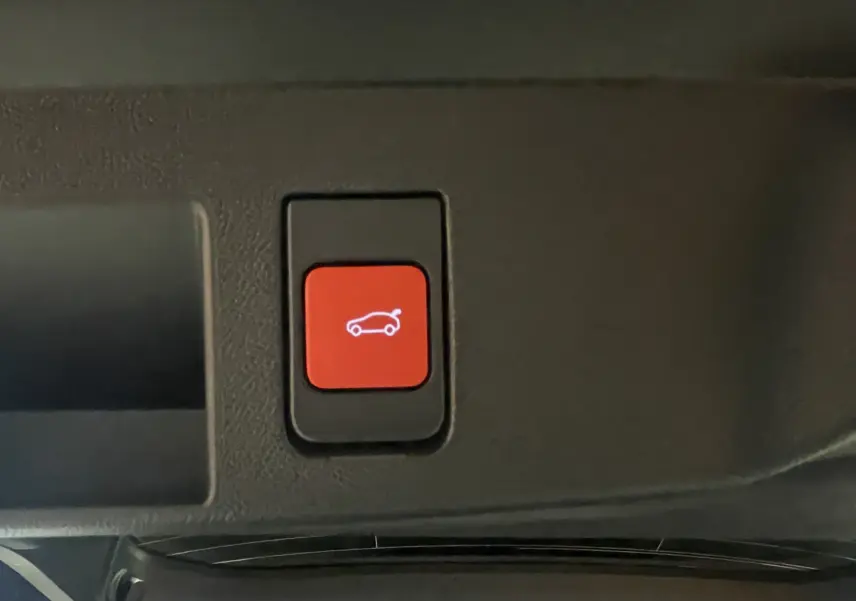 Écran central tactile du Citroën C5 Aircross hybride 2026 montrant la caméra de recul et la vue à 360° intérieure.