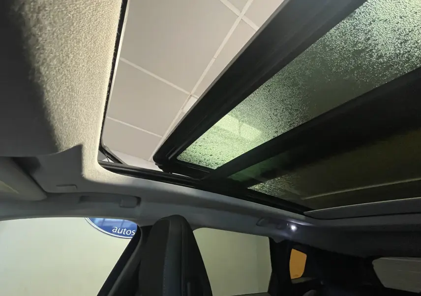Gros plan sur la console centrale du Citroën C5 Aircross hybride 2026, montrant prises USB, prise 12V et porte-gobelets beige.