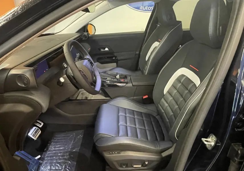 Vue intérieure côté droit des sièges arrière en cuir noir du Citroën C5 Aircross hybride 2026 avec détails blancs.