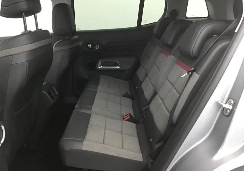 Vue intérieure côté gauche des sièges arrière en tissu gris et cuir noir du Citroën C5 Aircross 2021 finition Feel Pack.