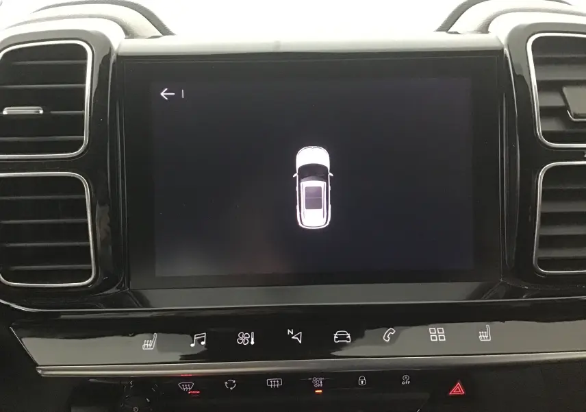 Écran tactile central du tableau de bord du Citroën C5 Aircross 2021, affichant une vue du véhicule en blanc sur fond noir.