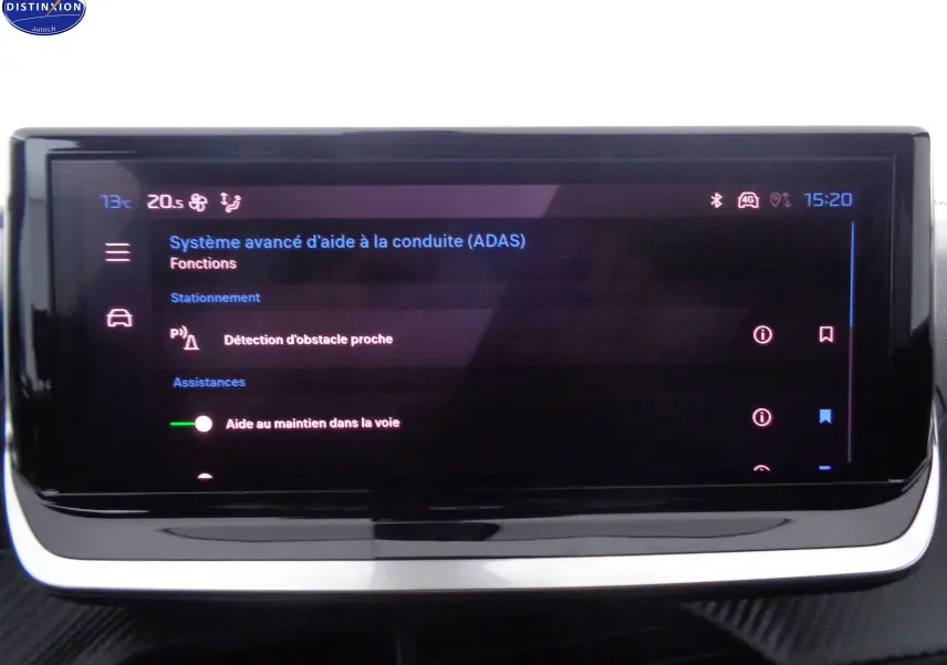 Écran tactile central du Peugeot 2008 2023 affichant les fonctions avancées d’aide à la conduite (ADAS) en intérieur.
