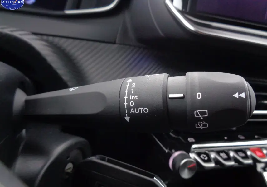 Gros plan sur la commande d'essuie-glace droite du Peugeot 2008 bleu Vertigo, avec détails des réglages auto et intermittents.