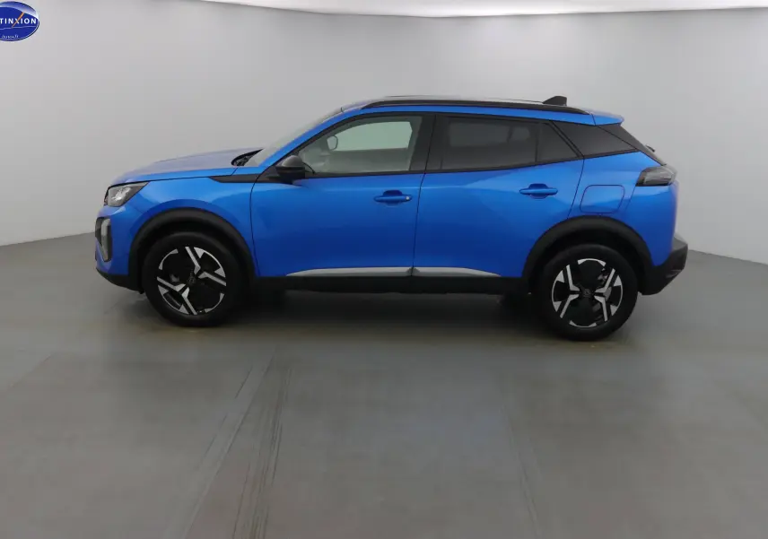 Profil côté gauche d'un Peugeot 2008 bleu Vertigo Metal 2023 avec jantes noires et toit noir contrasté.
