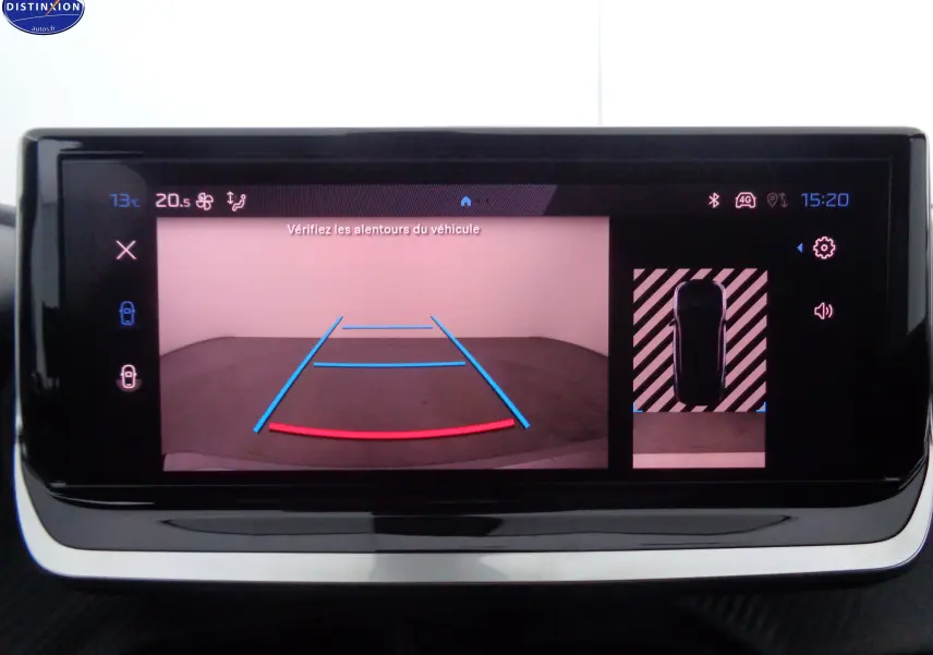 Écran de caméra de recul du Peugeot 2008 bleu Vertigo, affichant les lignes de guidage et la vue du dessus du véhicule.