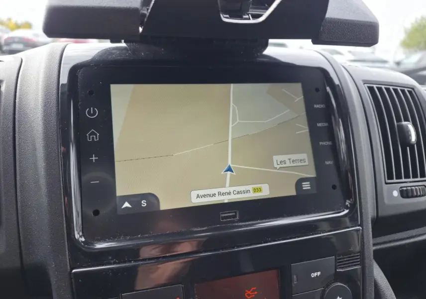 Écran tactile central avec navigation affichant une carte, dans l'habitacle d'un Opel Movano blanc.