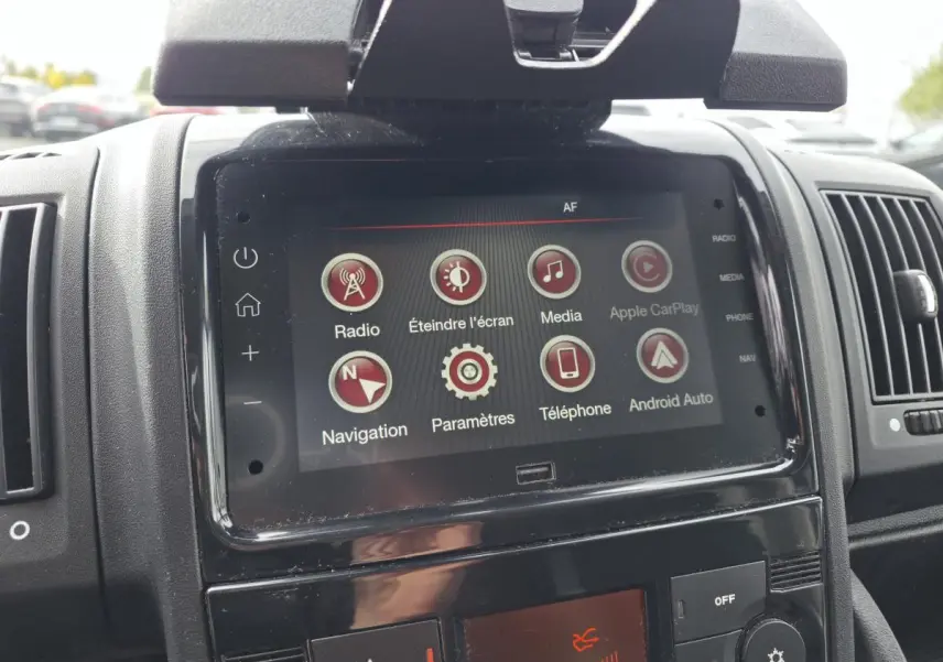 Écran tactile central du tableau de bord du fourgon blanc Opel Movano 2022 affichant les options multimédia et navigation