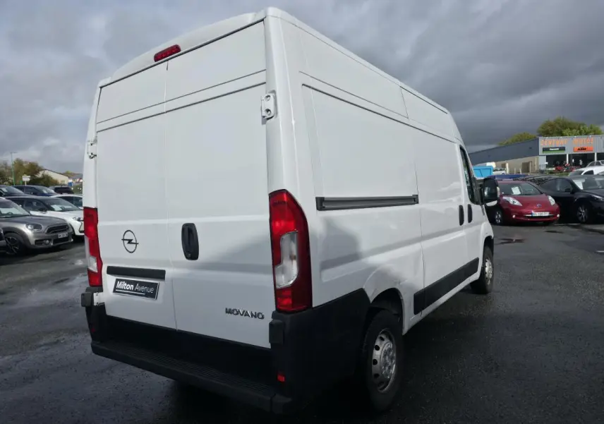 Vue 3/4 arrière droite d'un fourgon blanc Opel Movano avec portes battantes et panneaux latéraux lisses.