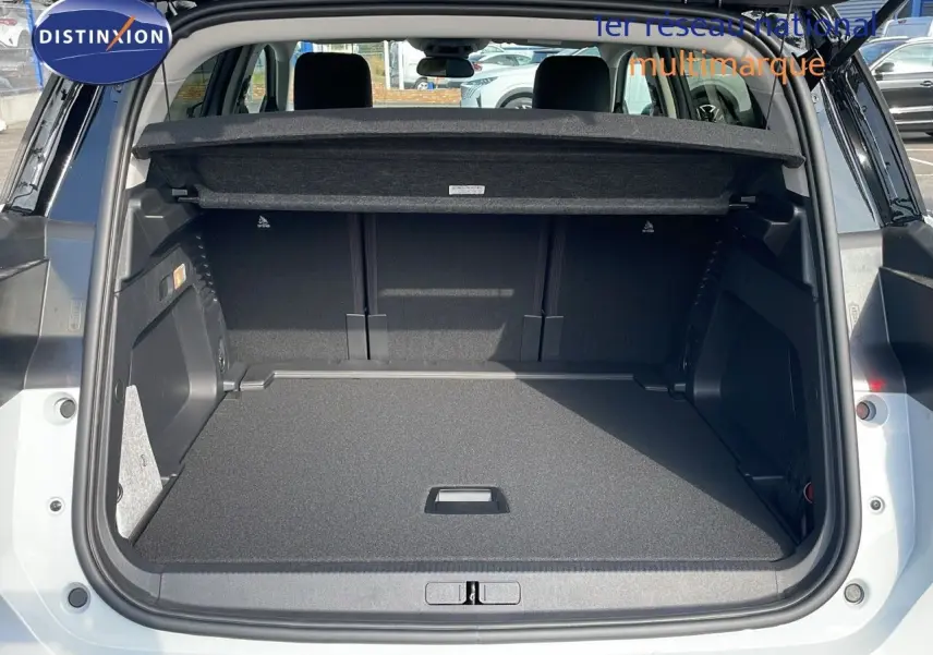 Coffre ouvert vu de l'arrière d'un Citroën C5 Aircross blanc Okenite Metal, montrant un espace de chargement spacieux.