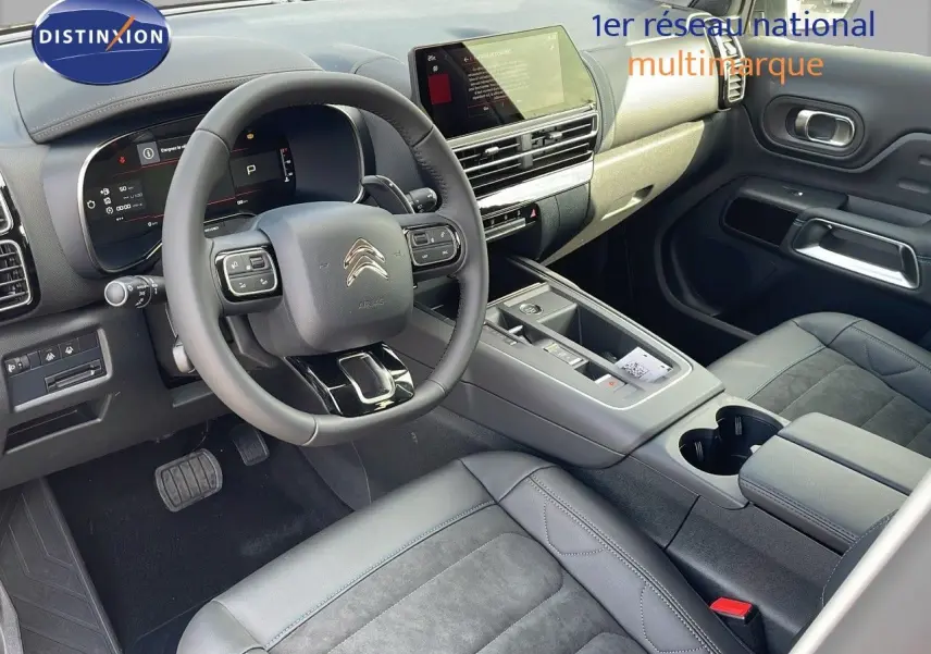 Intérieur du Citroën C5 Aircross 2025 vu côté conducteur, avec tableau de bord numérique et sellerie cuir noir.