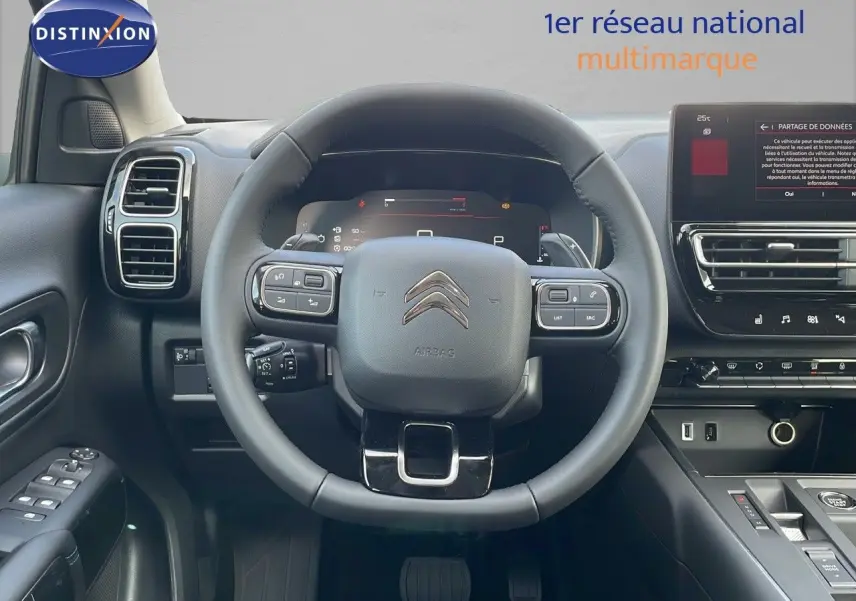 Vue centrée du volant et tableau de bord noir du Citroën C5 Aircross 2025 avec écran tactile et commandes intégrées.