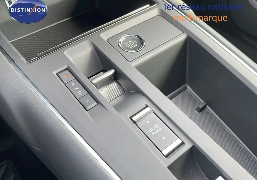 Gros plan sur la console centrale noire du Citroën C5 Aircross 2025, montrant le bouton start/stop et la commande de boîte auto.