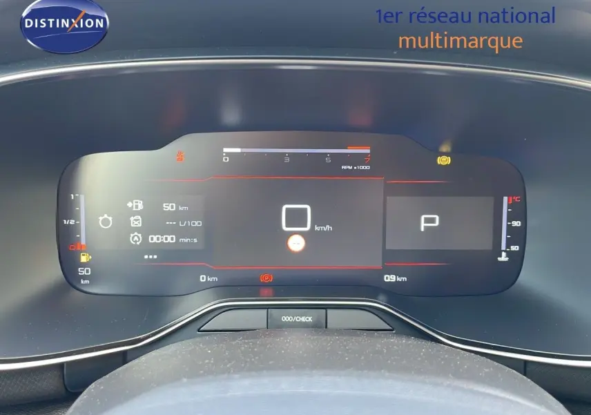 Tableau de bord numérique du Citroën C5 Aircross blanc, affichant les informations de conduite en vue frontale rapprochée.