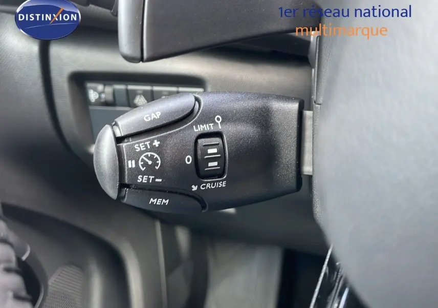 Gros plan sur la commande de régulateur de vitesse du Citroën C5 Aircross 2025, intérieur noir.