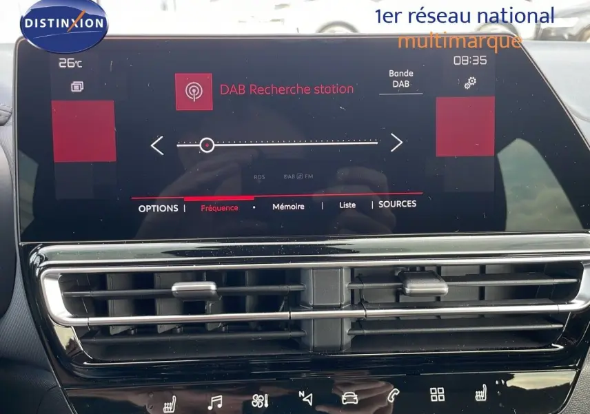 Écran tactile central du tableau de bord du Citroën C5 Aircross 2025 affichant la recherche DAB, avec aérateurs en dessous.