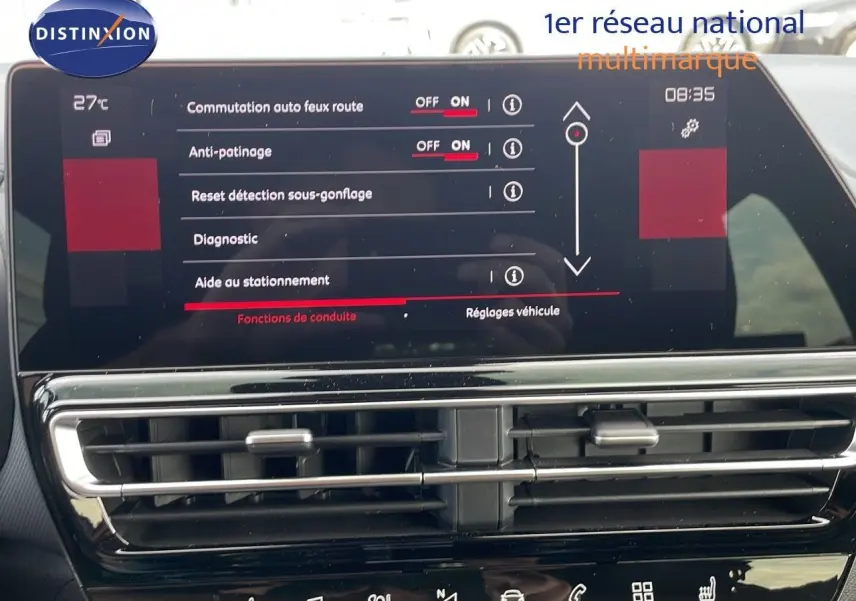 Écran tactile central affichant les réglages d’aide à la conduite dans l’habitacle du Citroën C5 Aircross blanc.