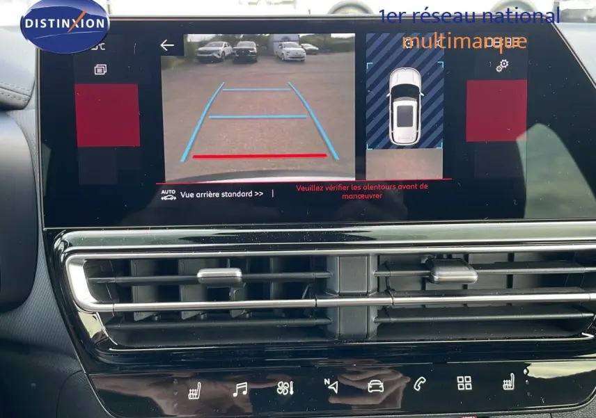 Écran tactile intérieur montrant la caméra de recul avec vue arrière et aide au stationnement du Citroën C5 Aircross 2025.