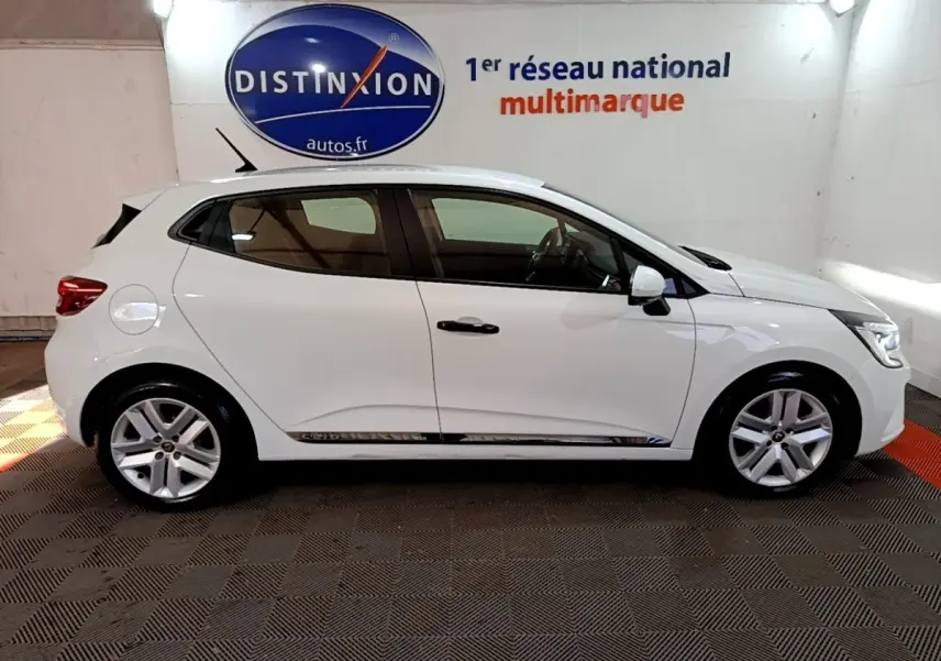 Profil droit d'une Renault Clio Business blanche 2021, avec jantes alliage et poignées de porte noires.
