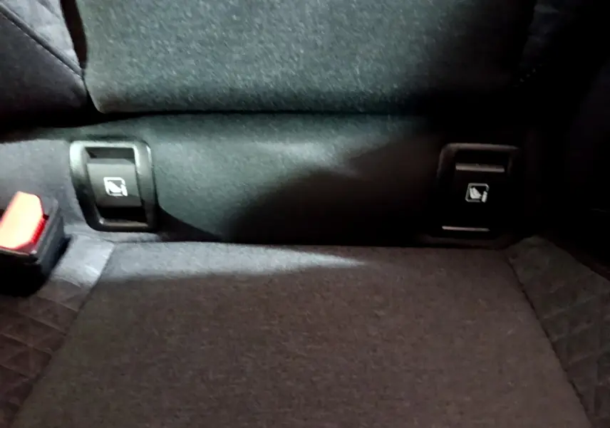 Gros plan sur la banquette arrière noire de la Renault Clio Business, montrant les commandes de rabattement 2/3-1/3.