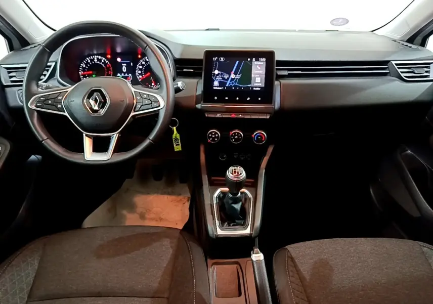 Vue intérieure avant de la Renault Clio Business 2021, tableau de bord noir avec écran tactile et volant multifonctions.