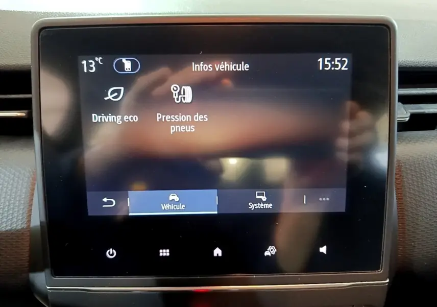 Écran tactile central de la Renault Clio Business blanc, affichant les infos véhicule avec température et heure.