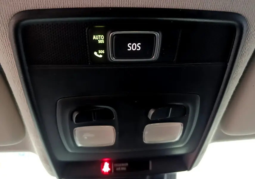 Vue intérieure du plafonnier avec bouton SOS éclairé et commandes d'éclairage dans une Renault Clio blanche 2021.