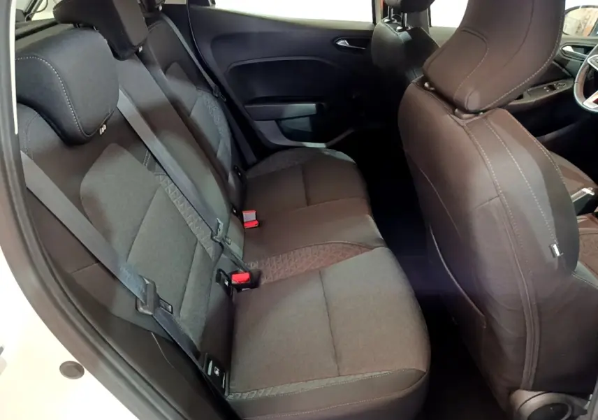 Vue intérieure côté gauche montrant la banquette arrière noire de la Renault Clio Business 2021 avec ceintures de sécurité.